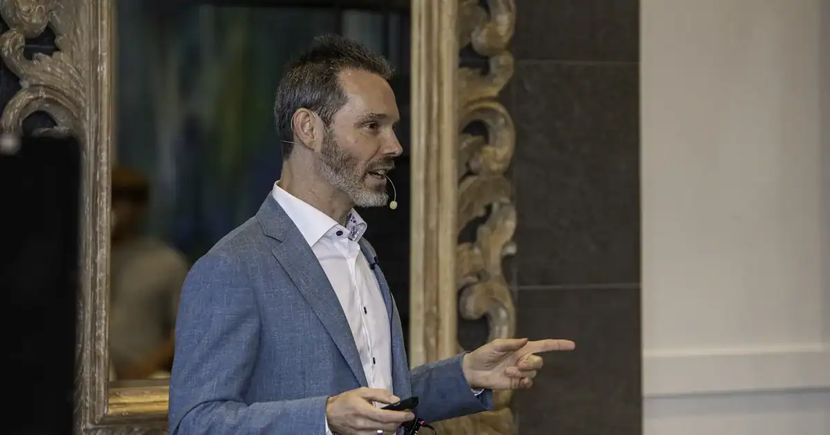 Charles Byrd speaking at a Flow Mastermind session