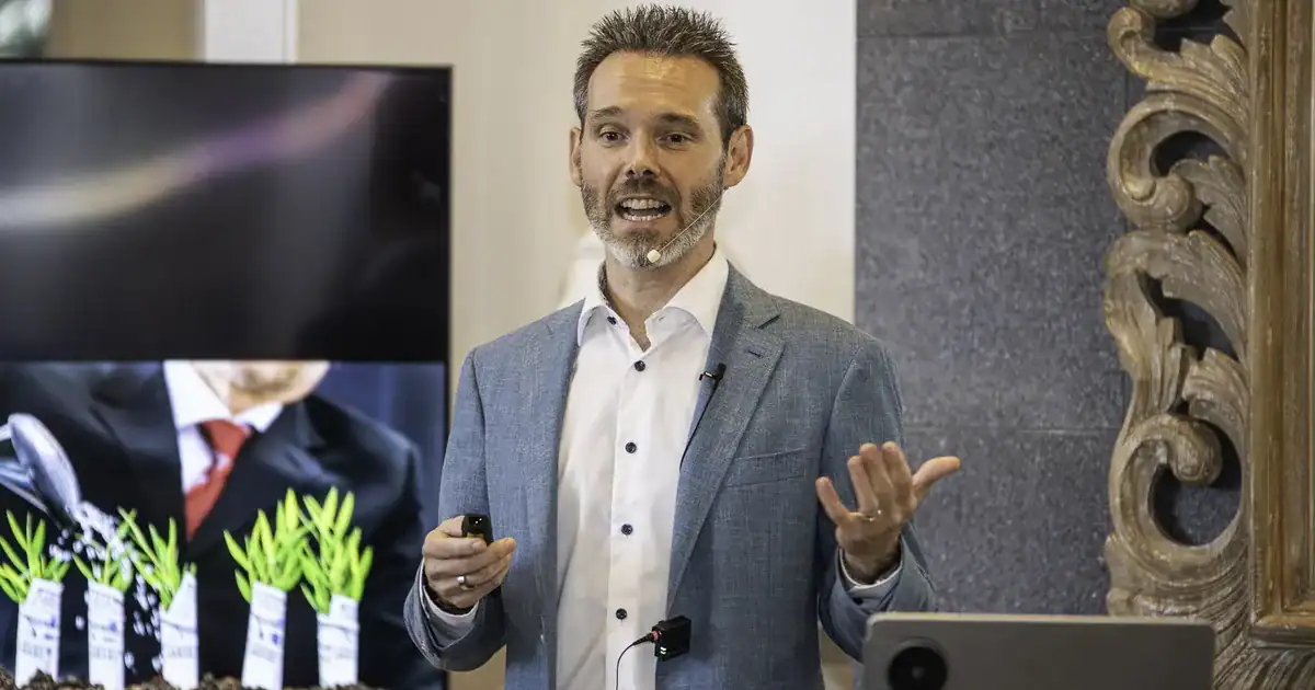 Charles Byrd presenting to entrepreneurs at a Flow Mastermind event